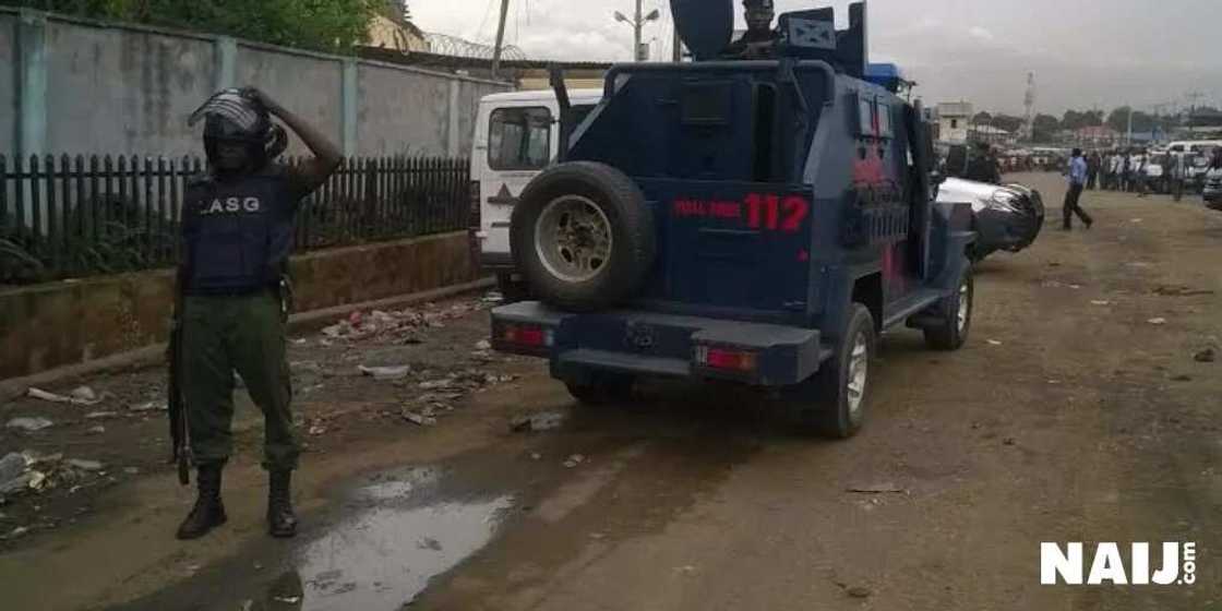 BREAKING: Houses burnt as Yoruba, Igbos clash in Mushin BREAKING: Houses burnt as Yoruba, Igbos clash in Mushin