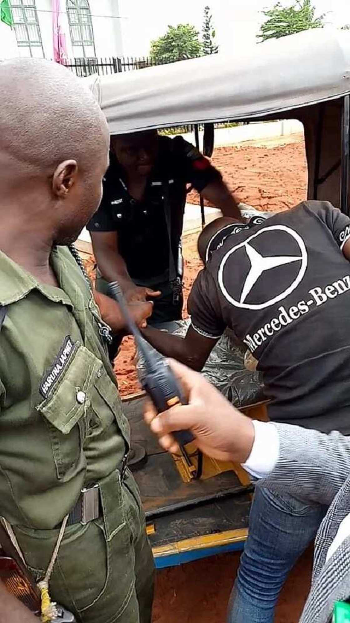 Dalilin da yasa na hana ‘Yan Sanda wulakanta direban adaidaita sahu - Inji wani dan Najeriya Dalilin da yasa na hana ‘Yan Sanda wulakanta direban adaidaita sahu - Inji wani dan Najeriya