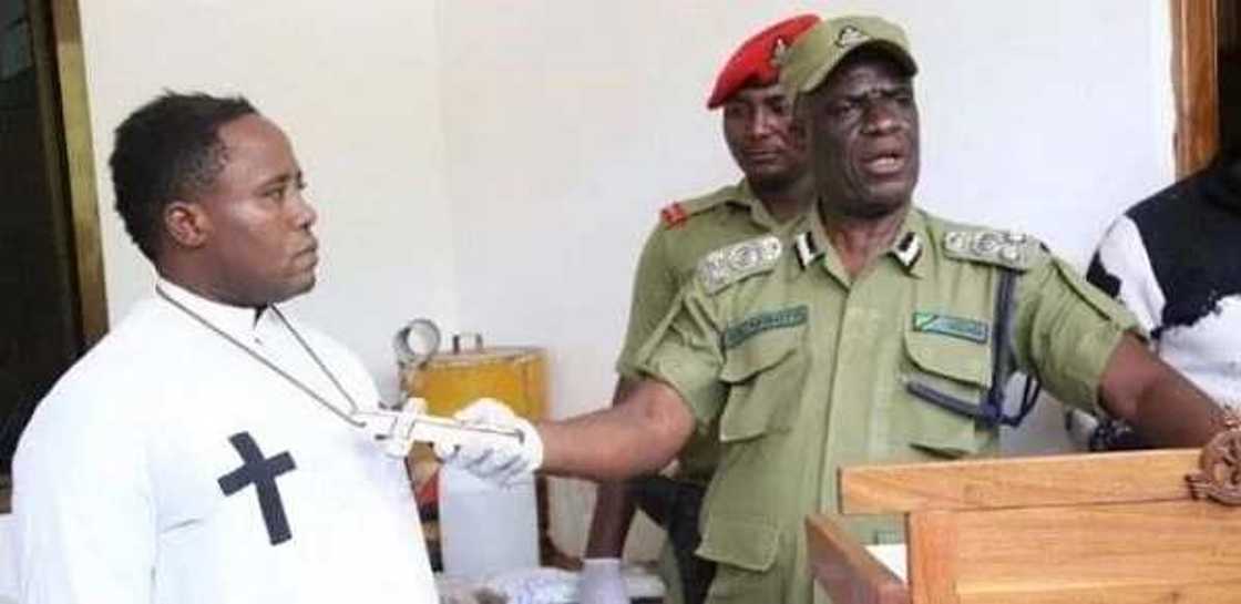 An kama wani faston da ya halasta zina da shan giya a Tanzania An kama wani faston da ya halasta zina da shan giya a Tanzania