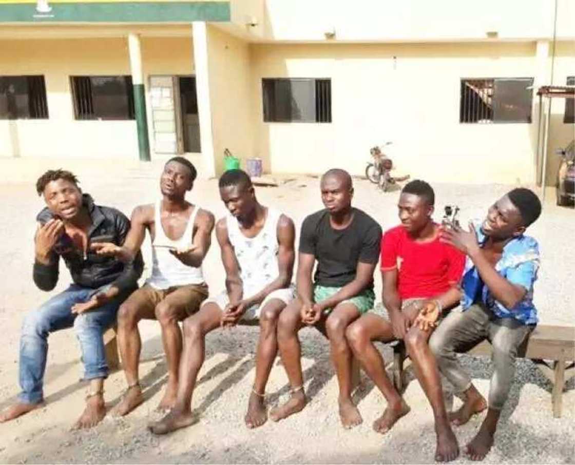 Yan sanda sun kashe barayi 2, sun kuma kama wasu 6 a cikin garin Abuja Yan sanda sun kashe barayi 2, sun kuma kama wasu 6 a cikin garin Abuja