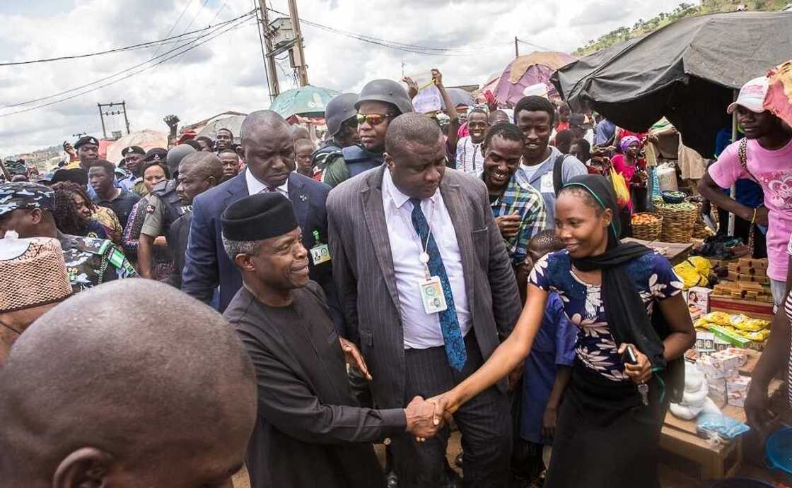 Ba zama: Hotunan ziyarar Osinbajo a kasuwar Nyanya (Abuja) da jaje a Zungeru (jihar Naija)