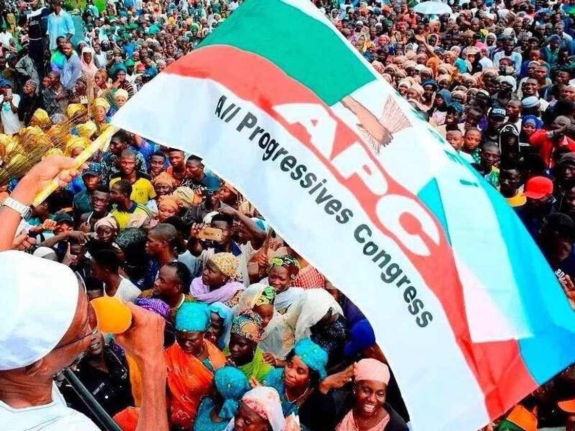 Tsohon shugaban jam'iyyar PDP da dubban magoya bayansa sun koma APC Tsohon shugaban jam'iyyar PDP da dubban magoya bayansa sun koma APC