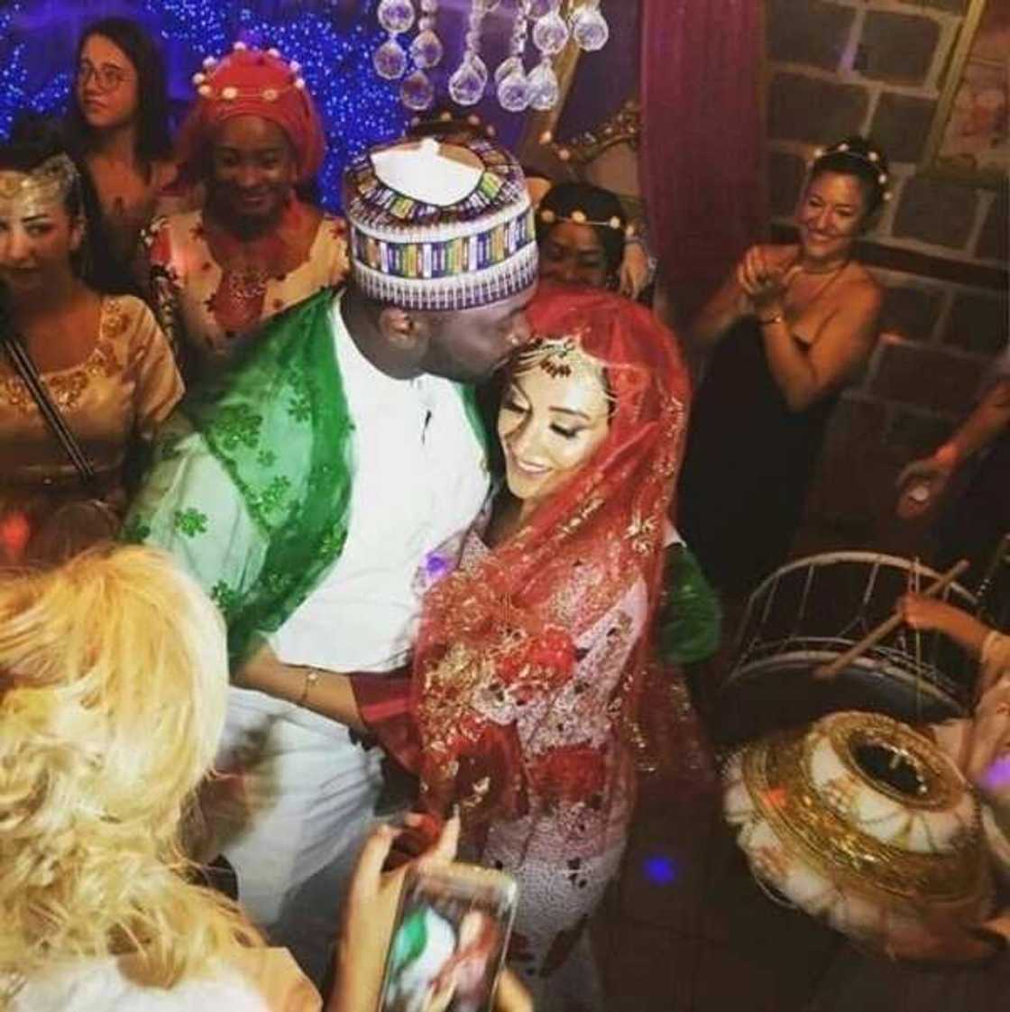 Hotunan auren wani Bahaushe da Baturiya da su ka burgew jama'a Hotunan auren wani Bahaushe da Baturiya da su ka burgew jama'a