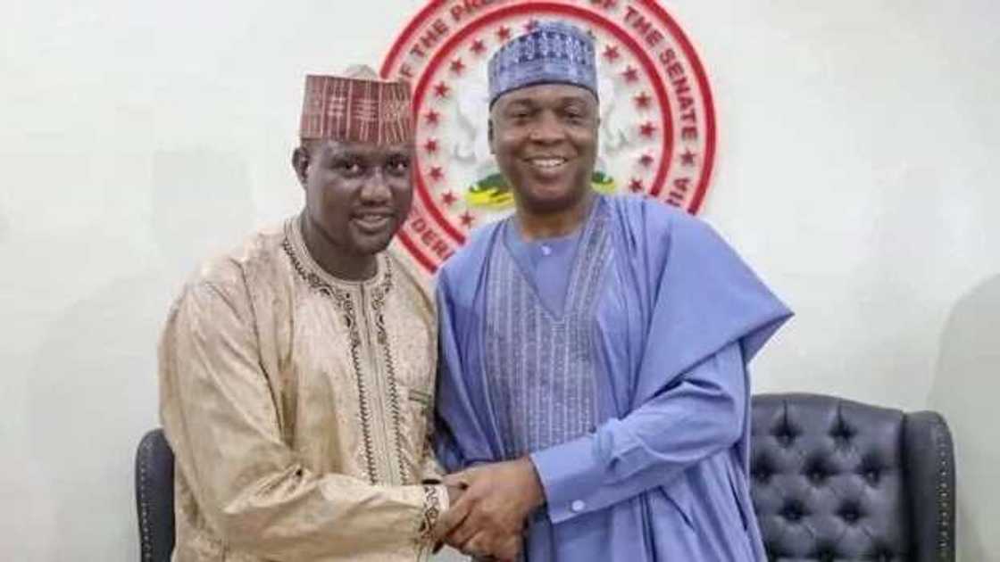 Saraki ya sha ruwa tare da su Ali Nuhu Saraki ya sha ruwa tare da su Ali Nuhu
