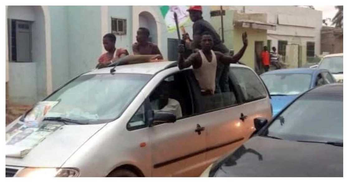 Sanatan APC daga arewa ya gamu da fushin matasan mazabar sa saboda ya koma PDP Sanatan APC daga arewa ya gamu da fushin matasan mazabar sa saboda ya koma PDP