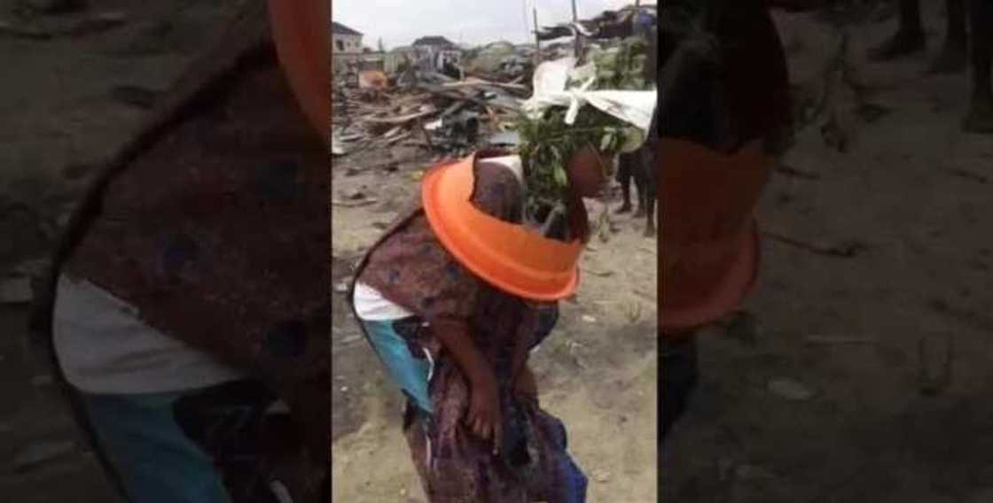 Hotunan wata sambaleliyar budurwa da ta haukace bayan ta kwanta da sa'an mahaifin ta Hotunan wata sambaleliyar budurwa da ta haukace bayan ta kwanta da sa'an mahaifin ta