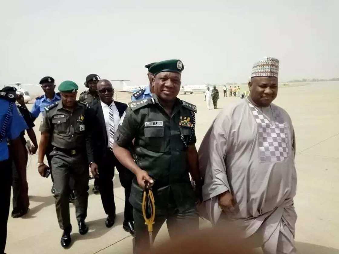 Shugaban hukumar 'Yan Sandan Najeriya ya nufi garin Zurmi da ke Jihar Zamfara domin magance matsalar tsaro Shugaban hukumar 'Yan Sandan Najeriya ya nufi garin Zurmi da ke Jihar Zamfara domin magance matsalar tsaro