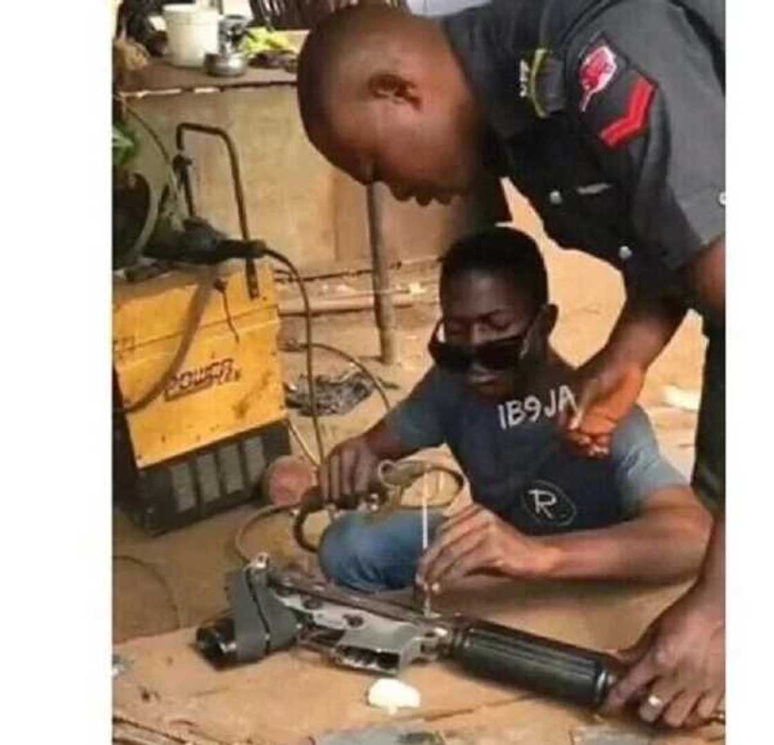 Hoton dansandan Najeriya a shagon welda yana gyara bindigan sa Hoton dansandan Najeriya a shagon welda yana gyara bindigan sa