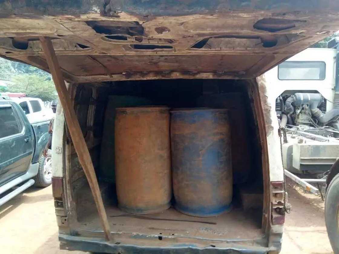 Hukumar kwastam ta sake babban kamu na kayayyakin fasa kwauri (hotuna) Hukumar kwastam ta sake babban kamu na kayayyakin fasa kwauri (hotuna)