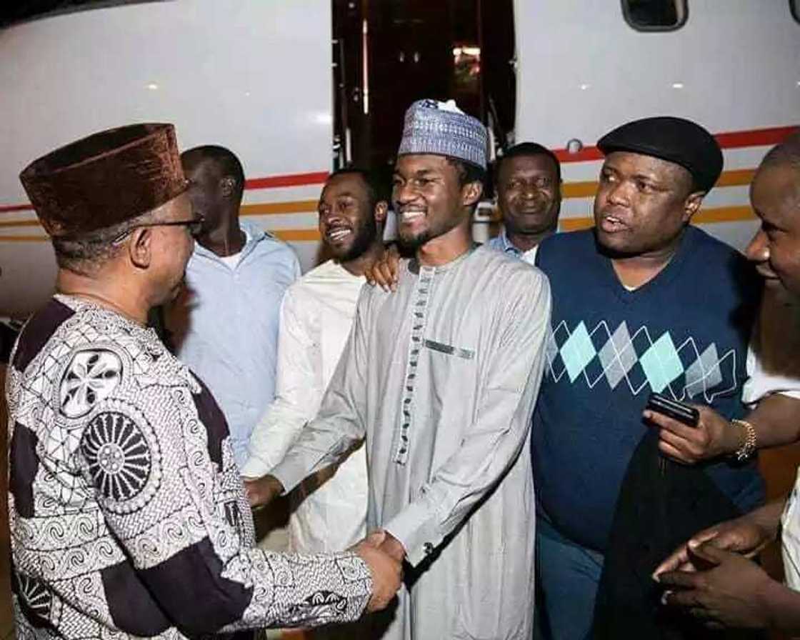 Yusuf Buhari ya sadu da mahaifinsa bayan dawowa daga hutun jinya (hotuna) Yusuf Buhari ya sadu da mahaifinsa bayan dawowa daga hutun jinya (hotuna)
