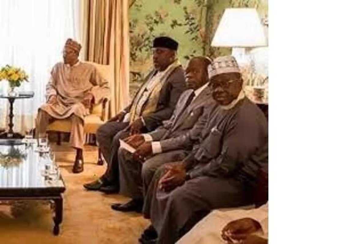 Manyan yan siyasar Najeriya guda 8 da aka kama su na barci a lokacin taro Manyan yan siyasar Najeriya guda 8 da aka kama su na barci a lokacin taro