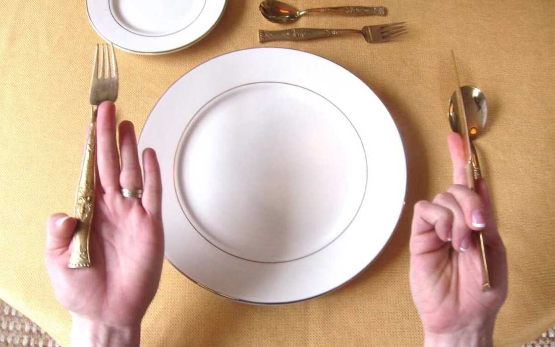 How to use cutlery when eating?