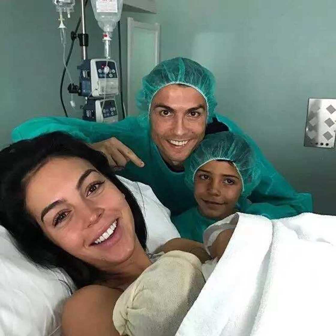 Matar Cristiano Ronaldo ta haihu, an samu Ýa mace (Hoto)