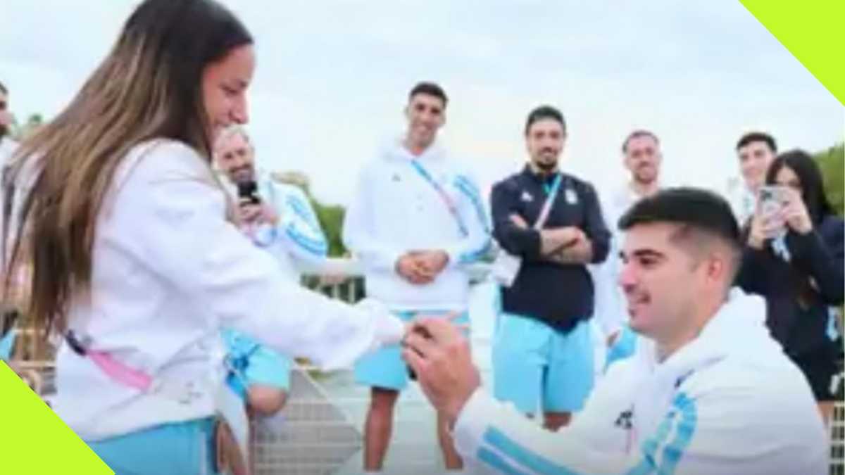 Pablo Simonet proposes to Pilar Campoy at Olympics village in Paris
