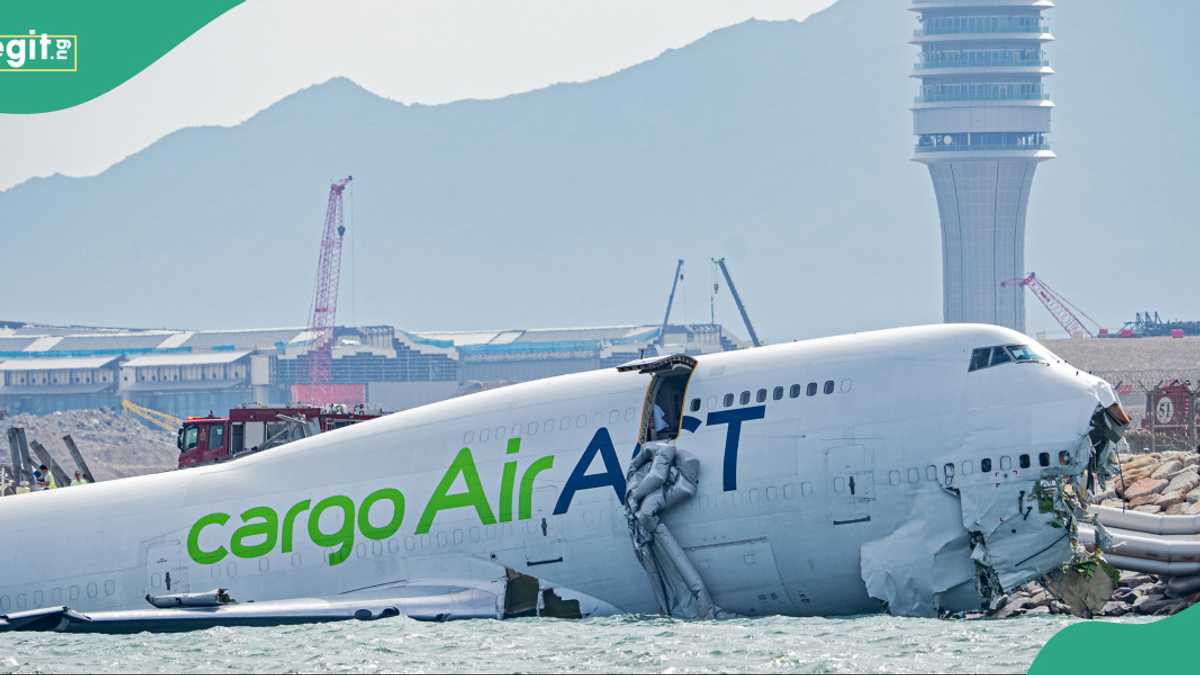 Giant plane breaks into two on impact, crashes into sea, casualties recorded