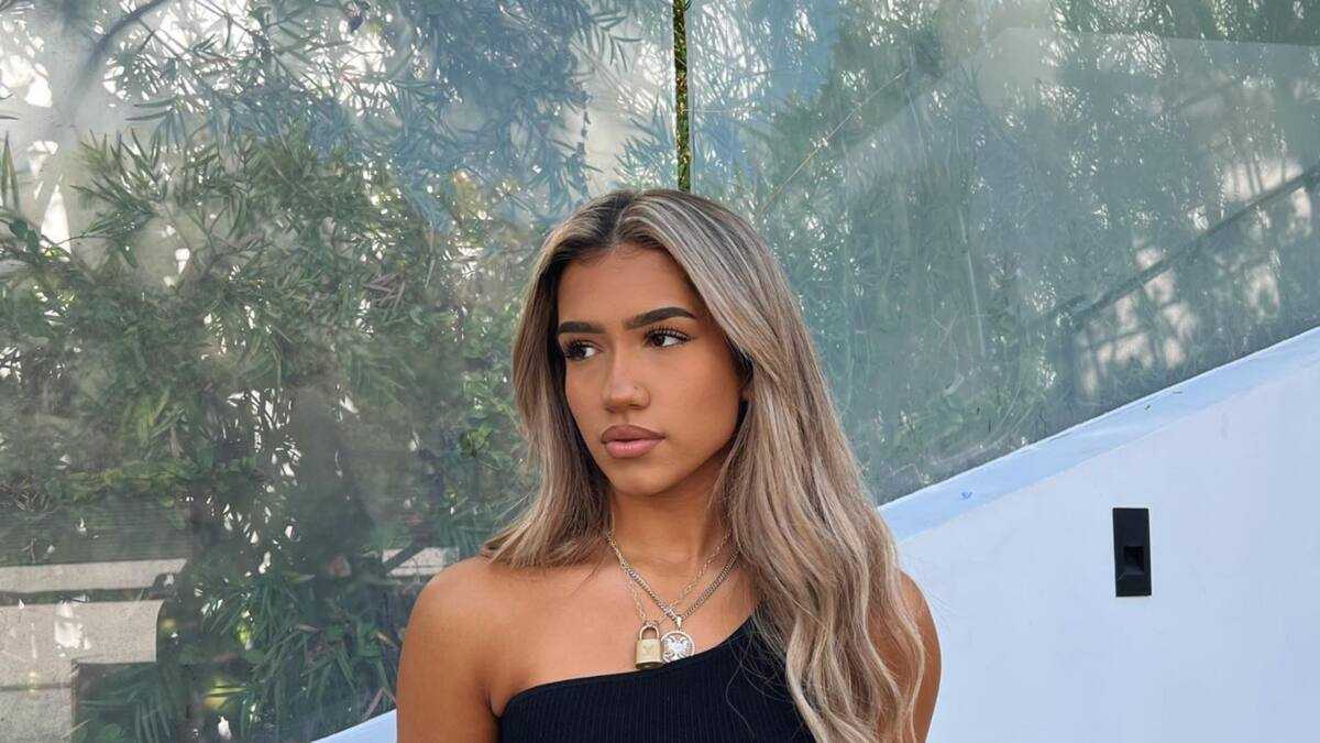 Azra Inam Azra Mian’s biography: age, height, boyfriend, twin, net worth - Legit.ng