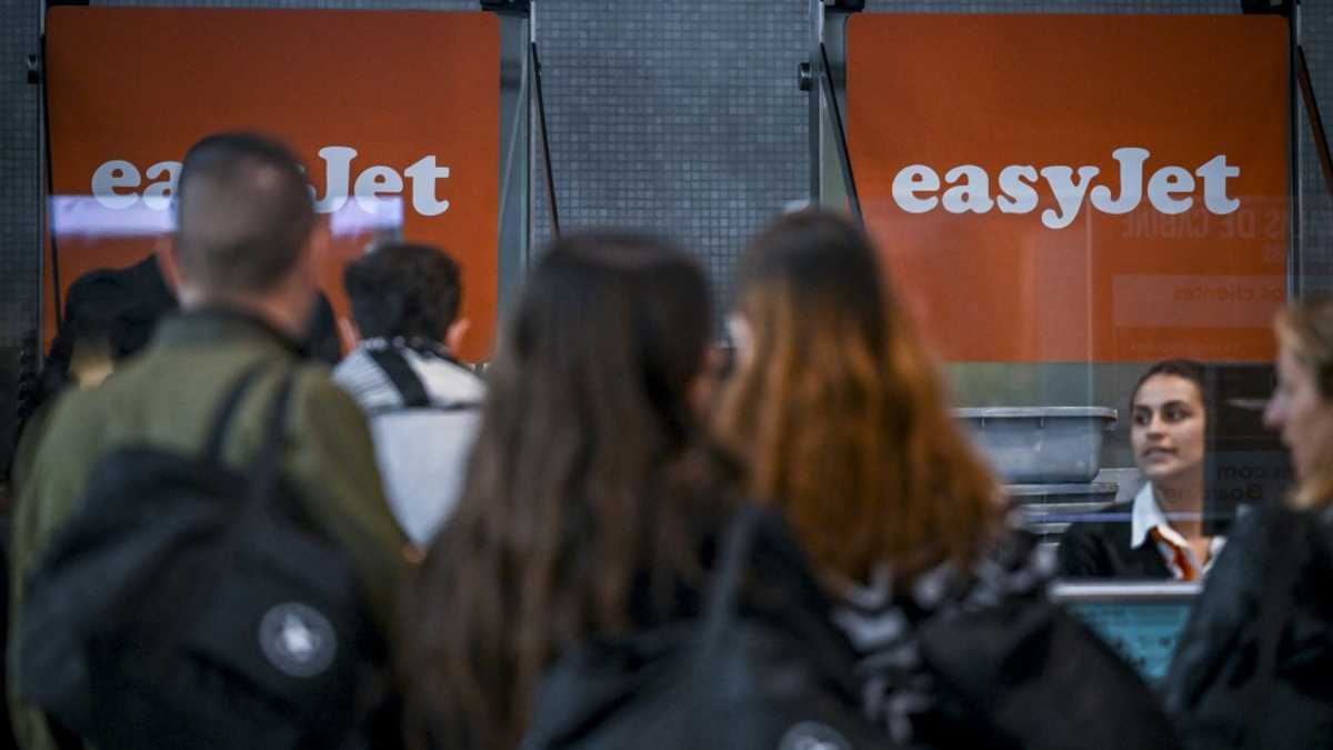 EasyJet annual profit rises 40% on package holidays