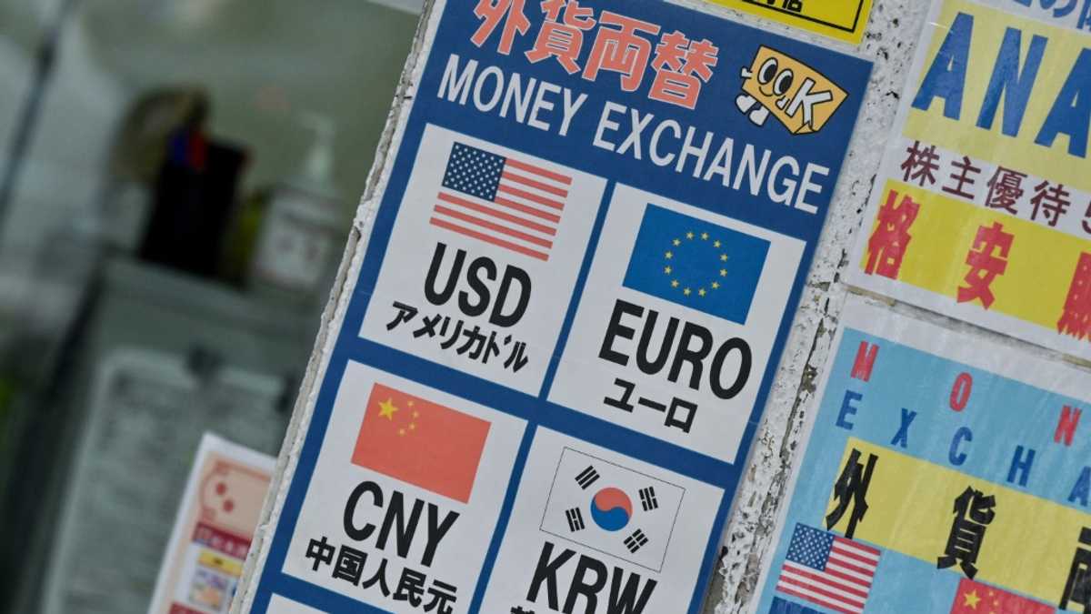 As US stocks hit records, experts see the dollar falling further