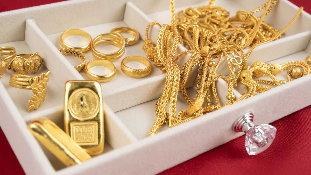 I was stealing my elderly neighbor’s jewelry to feed my kids — Then I saved her life