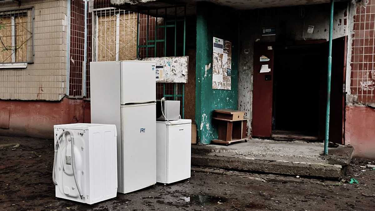 I bought a used washing machine at a thrift store – When I opened it at home, I was speechless