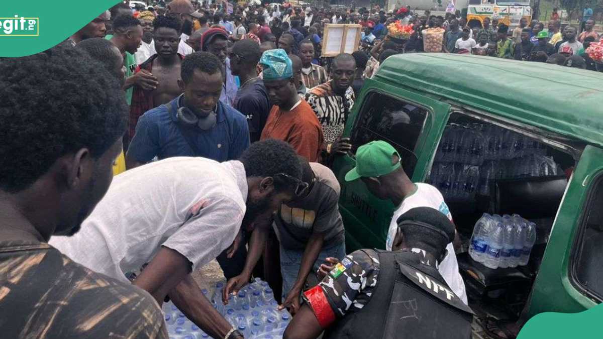 Hunger protest: Viral photos, video show moment Police distribute water, gala to protesters