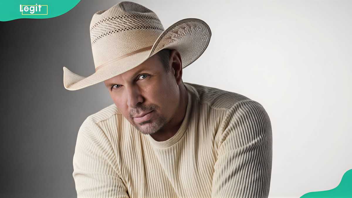 Who are Garth Brooks' siblings and the parents behind his upbringing?