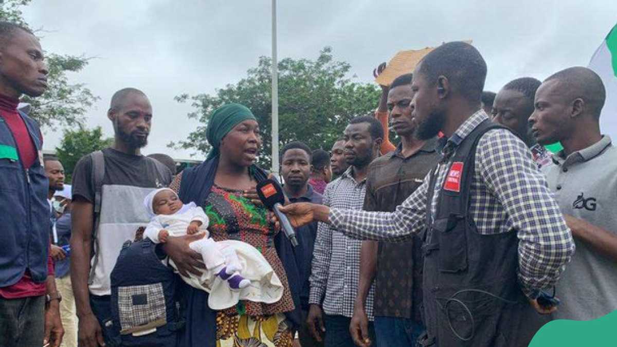 “Do they also want to kill my baby?” Nursing mother accuses police of shooting tear gas at protesters