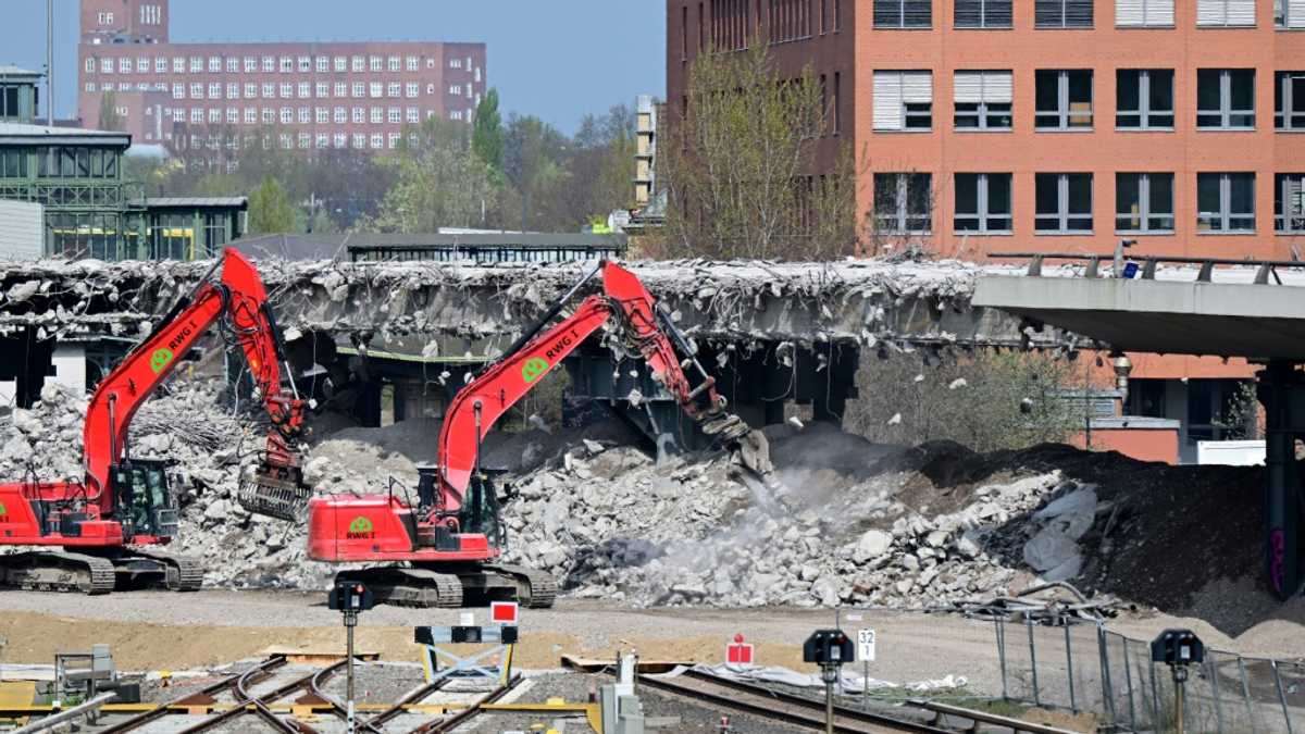 FG demolishes 22 illegal structures under Iddo bridge, uncovers N32 million ‘illegal rent scheme’