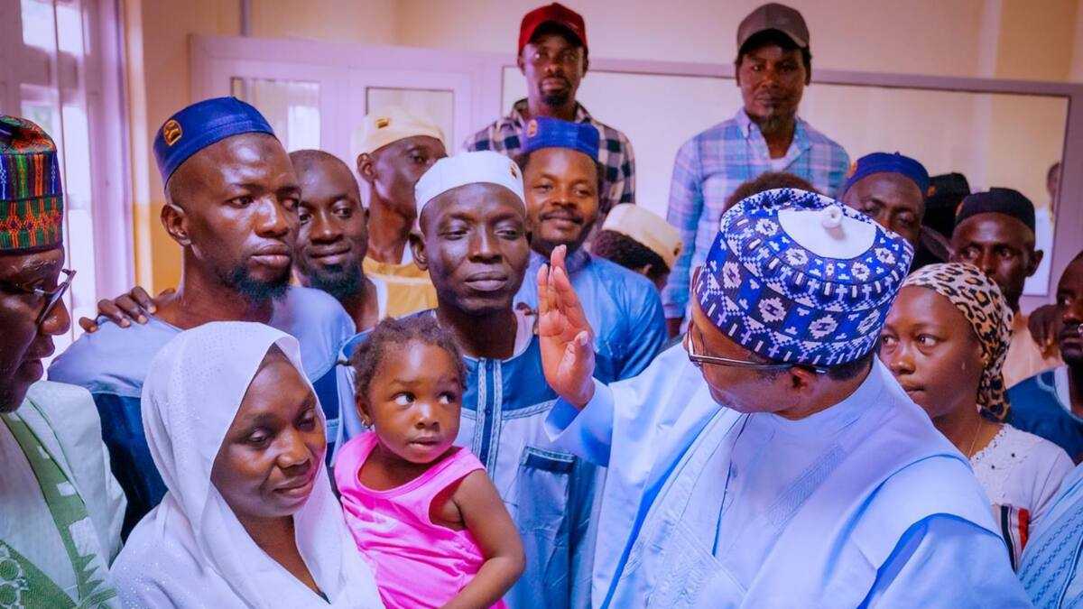 Shugaba Buhari Ya Gana Da Sauran Fasinjojin Jirgin Kasa 23 Da Aka Sako shugaba-buhari-ya-gana-da-sauran-fasinjojin-jirgin-kasa-23-da-aka-sako