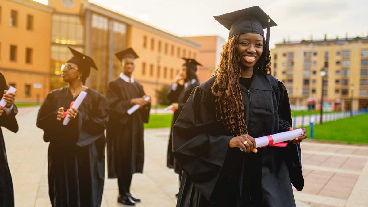 My daughter was graduating when a stranger handed me a cap — “Open the lining”