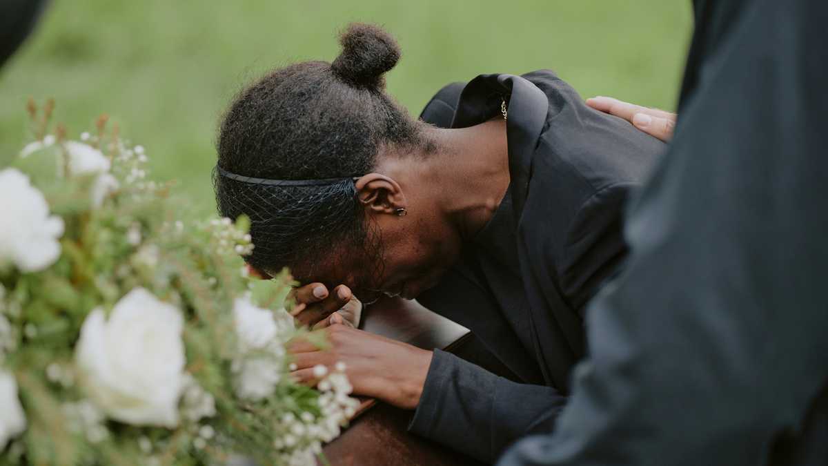 The girl behind us wouldn't stop laughing during the funeral – Then her grandmother stood up