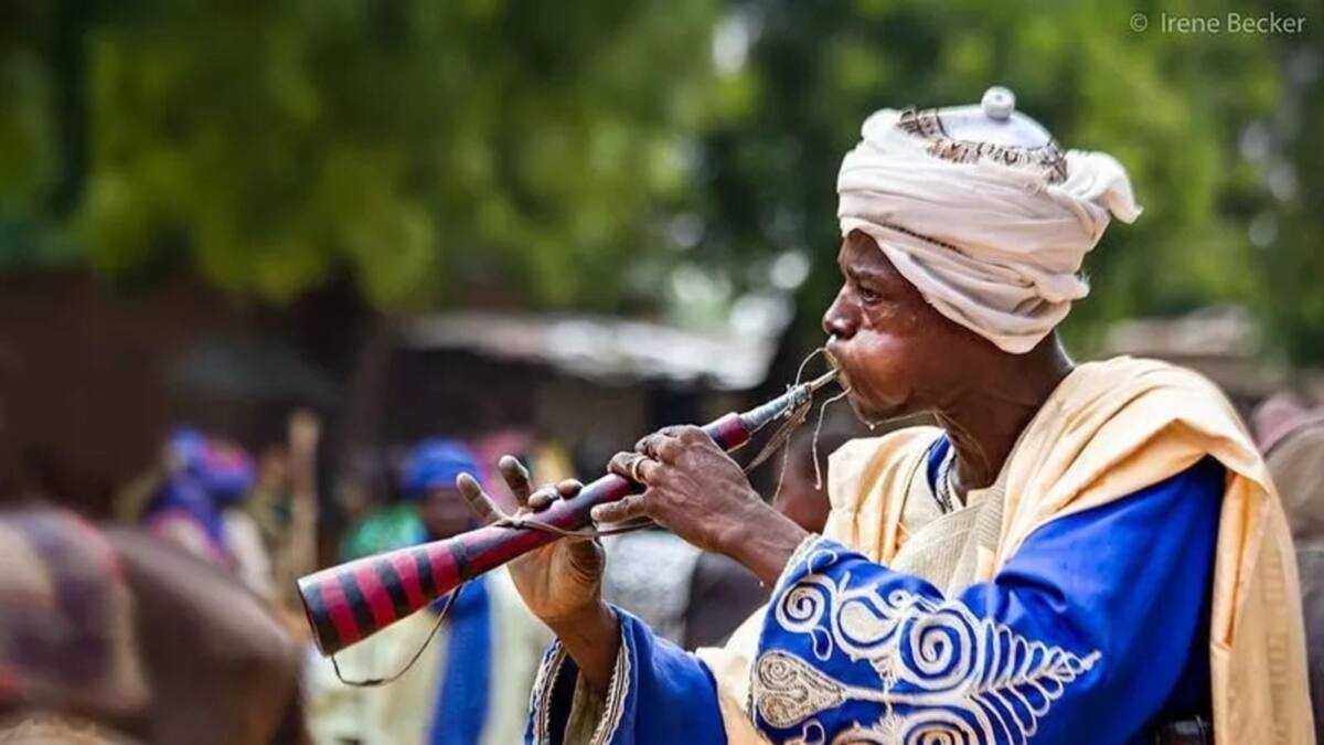 Μουσικά όργανα Hausa και τουςΜουσικά όργανα Hausa και τους  