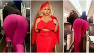 “No cause turbulence”: Fans react to clip of Moyo Lawal crawling on a flight while flaunting her assets