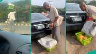 Lady shares video of blind man hawking bread on road, shares their conversation, people pity him