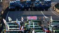 Defiant French farmers stick to barricades