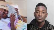 “You rip Dammy Krane abi you no rip?”: Davido ‘eats’ bag of cash after singer called him out for unpaid debt