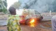 Wasu mafusatan matasa sun kona motocin kamfe din fitaccen dan siyasa a Najeriya (Hoto)