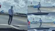 Young man paints his face white, stands in middle of busy road & starts dancing, makes people laugh hard