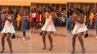 Nigerian lady wows many with amazing legwork in heels as she's surrounded by onlookers, video stirs reactions