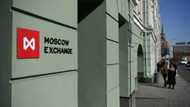 Russians shrug off sanctions on dollar, euro trading