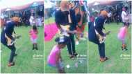 Nigerian kid gives cool dances steps, moves her body gently to sweet music from guitar in video
