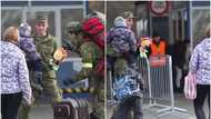 Police officers spread joy at the Ukraine-Slovakia border, play around with little kids in amazing video
