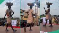 Nigerian girl selling groundnut joins fashion parade with tray on her head, video thrills netizens