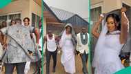 Caring wedding MC takes off his suit, hands it to bride to cover herself from rain, video trends