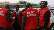 Yadda wani gwamna a Arewa ya kwashi tsabar kudi biliyan N60bn daga lalitar jiharsa, EFCC ta magantu