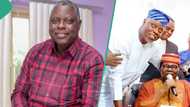 Moment actor Dele Odule prostrated for Ebenezer Obey on stage trends, people react