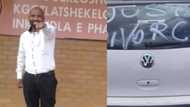 Man jubilates after divorcing his wife, announces it on the back screen of a car (photos)