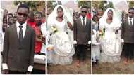 "What is going on?" People confused as groom stands motionless, watches bride scatter dance in wedding video