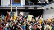 Climate demo shuts down Hague motorway during police strike