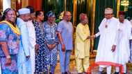 Dandalin sada zumunta: An yi 'caa' a kan Buhari bayan ganin takalmansa 'futu-futu' da kura yayin taro a Villa (Hotuna)